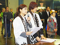 大阪府中央卸売市場開場35周年記念「市場まつり」オープニングセレモニーで、本学学生が司会を務める