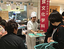 松坂屋百貨店「中央市場鮮魚まつり」に、食文化学科生が参加