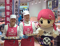 松坂屋百貨店「中央市場鮮魚まつり」に、管理栄養学科生が参加