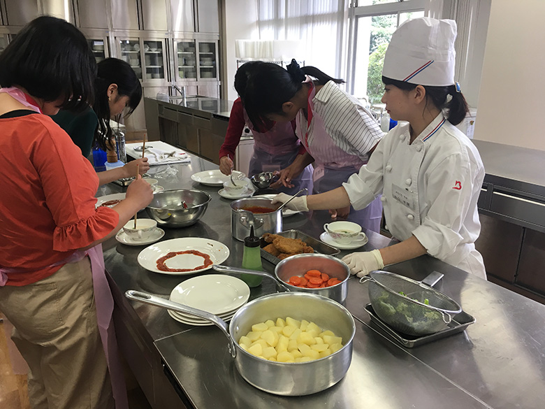 牛肉、豚肉・チーズ、野菜のミルフィーユのカツレツ仕立てと、タピオカ入り冷製玉ねぎスープの夏バテ防止メニュー