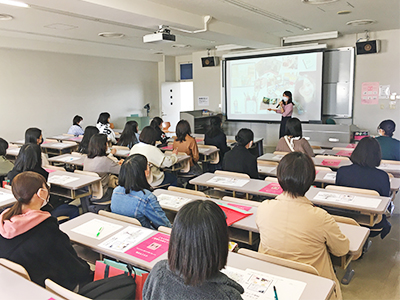 情報メディア学科ミニ授業「ブックトーク「本の宝石と図書館」」