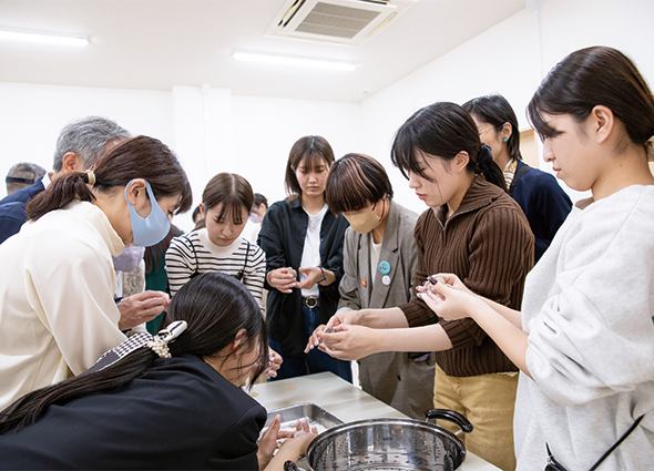 たつの市の名物。皮生地にうすくち醤油を練り込み、餡を包み蒸して作る和菓子 。この体 験を楽しみに、たつの市に来たという学生も